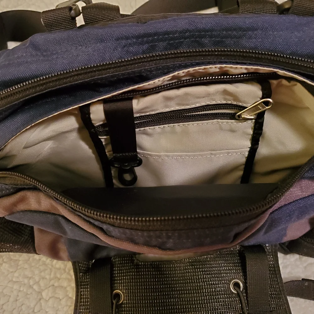 The North Face MT Biker zipper fanny pack,  in excellent condition.  Navy & gray - Picture 3 of 9